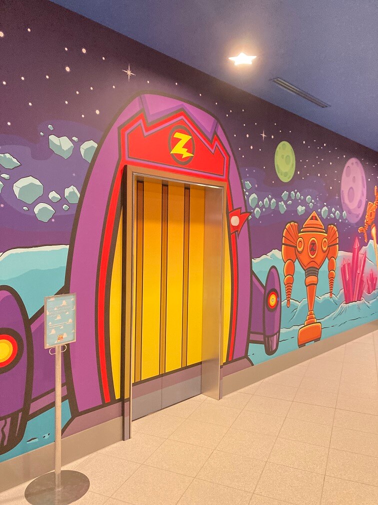 ザーグの宇宙船と思しき絵が描かれたエレベーター