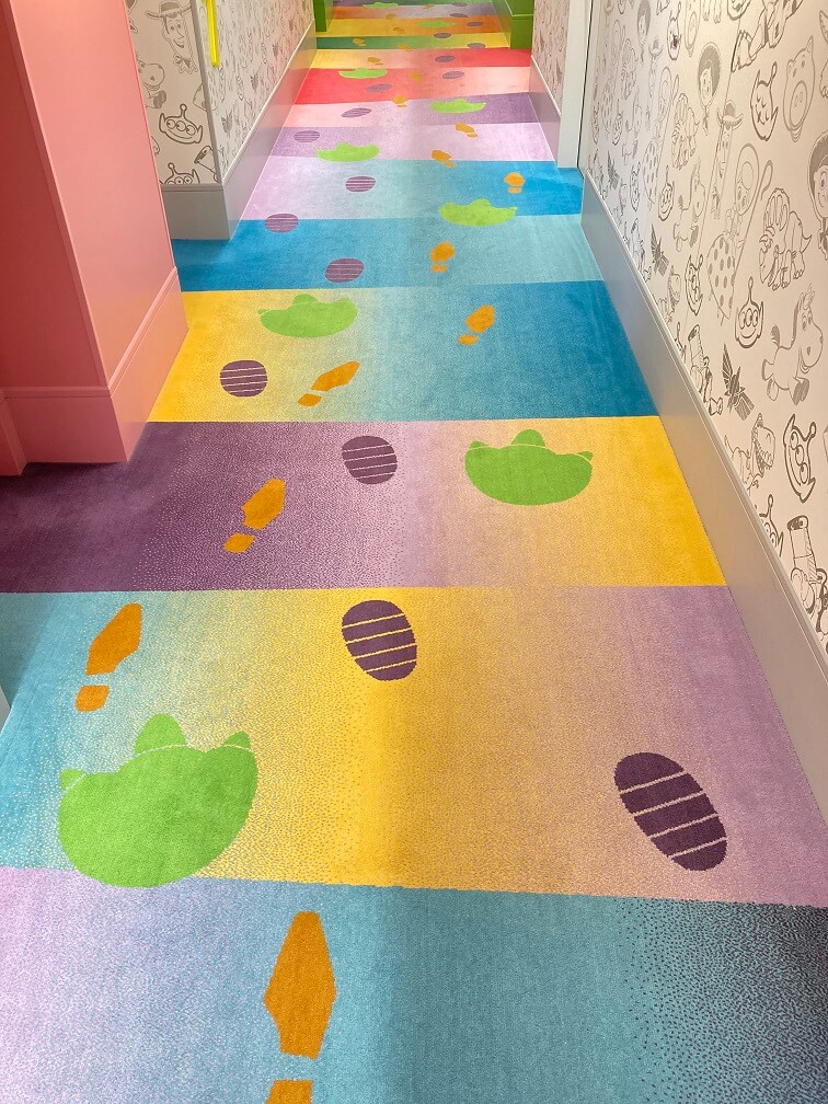 ウッディ・バズ・レックスたちの足跡が廊下の床に描いてあります。